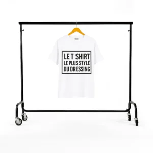 T-shirt blanc suspendu sur un portant, avec le texte 'LE T SHIRT LE PLUS STYLÉ DU DRESSING' en noir.