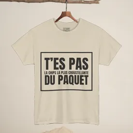 T-shirt beige accroché sur un cintre avec le texte noir 'T'ES PAS LA CHIPS LA PLUS CROUSTILLANTE DU PAQUET'.