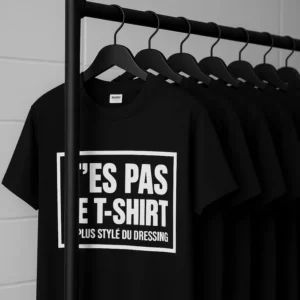 Plusieurs T-shirts noir sur cintres avec écrit " T'es pas le T-shirt le plus stylé du dressing"