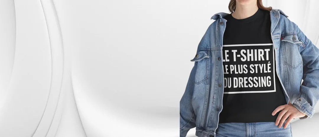 Femme avec un T-shirt sur lequel est écrit "Le t-shirt le plus stylé du dressing"